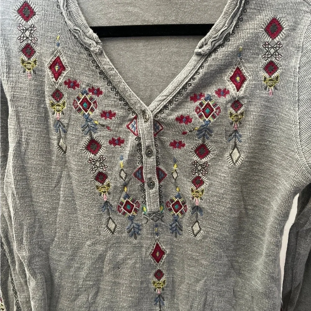 Sundance Gray Top with Embroidery - Picture 6 of 7